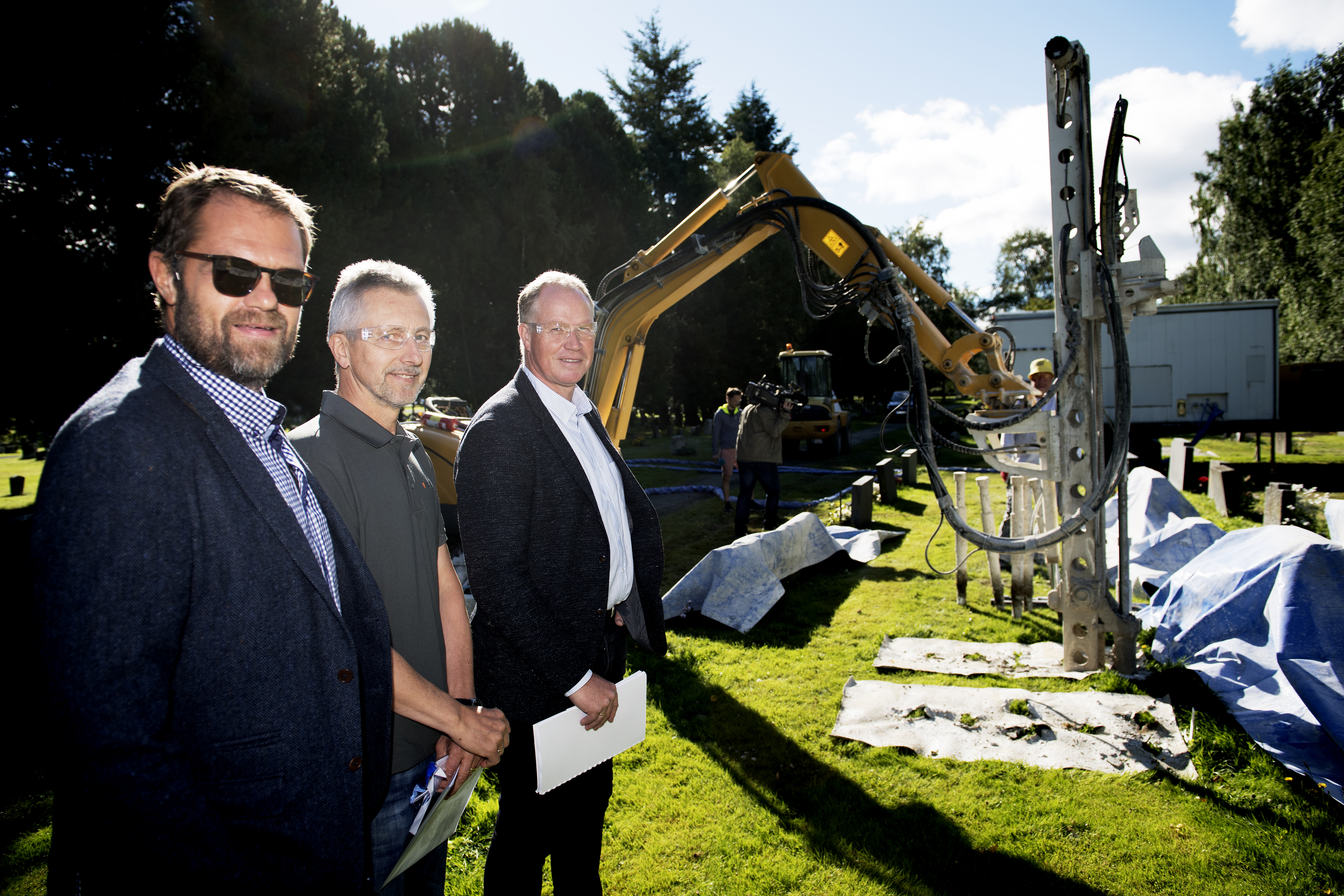 I Oslo er 22 000 kistegraver kalket. Nå er arbeidet igang også i Trondheim, men med en ny og mer avansert metode. Fra venstre Daglig leder i Nomias, Runar Frømyhr, enhetsleder for kirkegårder i Kirkelig Fellesråd, Trygve Jensen og kommunaldirektør for kultur og næring, Ola By Rise. Foto Ole Martin Wold