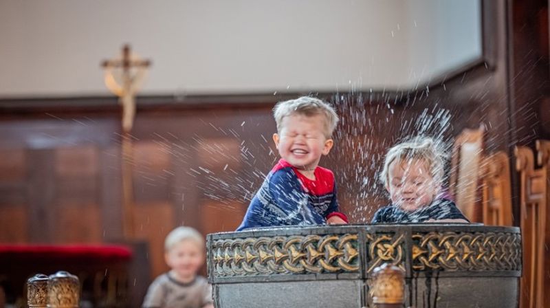Døpefonten er et populært sted under gudstjenestene for de aller minste! (Foto: Øyvind Nordahl Næss)