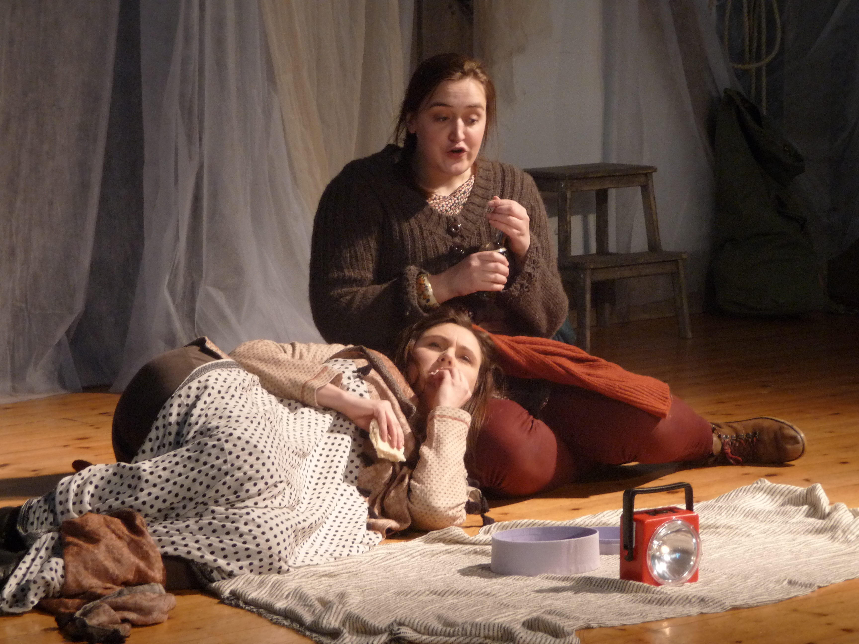 Skuespillere fra Konstellasjonen i Trondheim fremfører barneteaterstykket i Lademoen kirke.