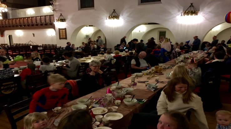 Middag og messe med gode fortellinger