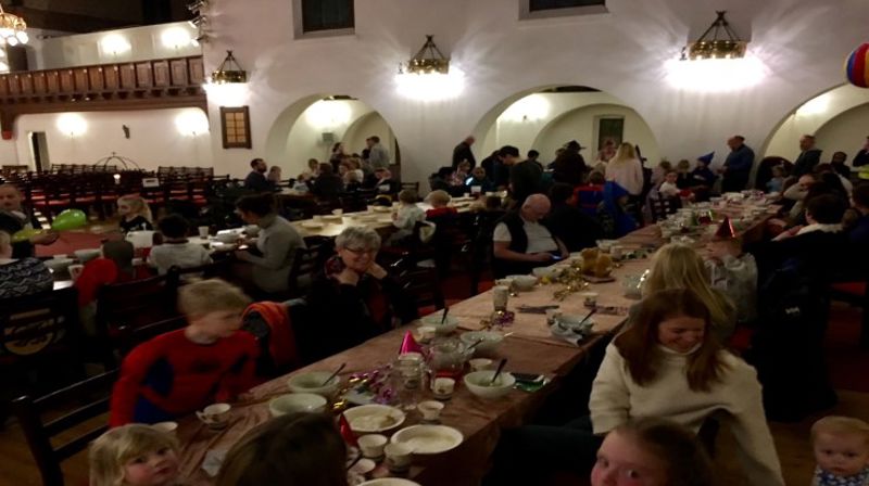 Middag og messe med gode fortellinger