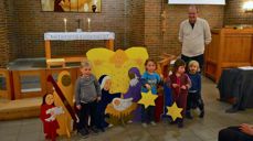 Fornøyde 3-åringer med egenlagd stjerne foran det store julepuslespillet.  Foto: Ø. Sørensen