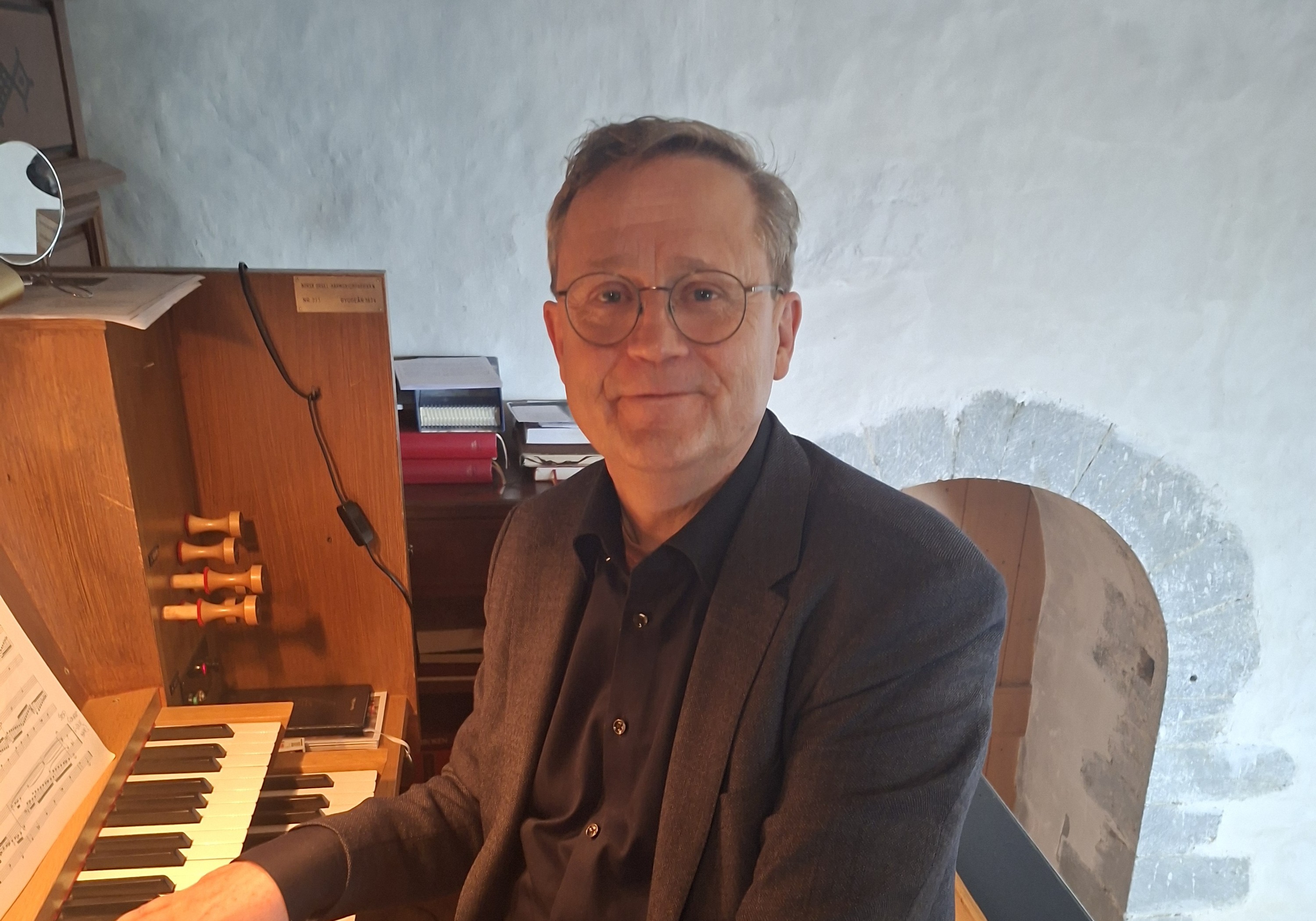 ERLING VENDER HJEM