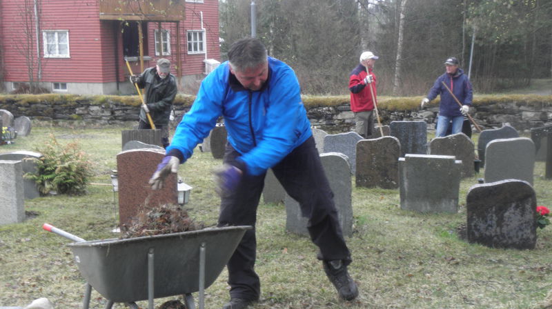 Bilde fra dugnad på kirkegården