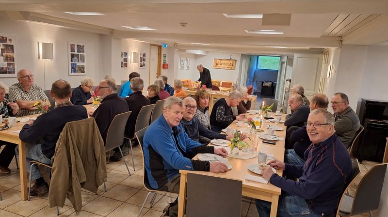 Uten mat og drikke, duger helten ikke. Dugnadsgjengen i Heimdal kirkesokkel.