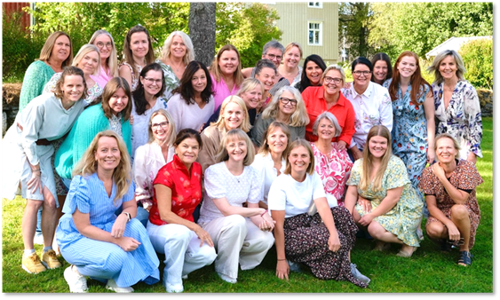 Damekoret VIVA kommer "Allsang på grensen til jul" kl. 15