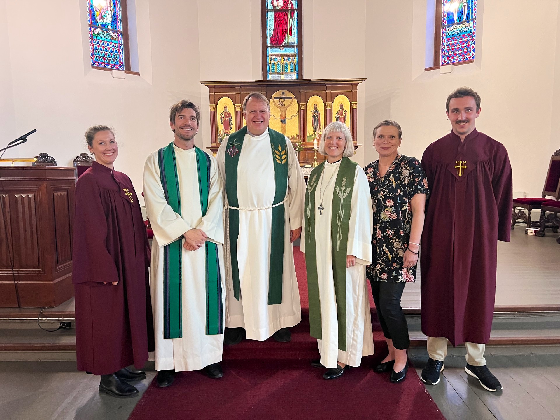 F.v.: Cecilie Løkeland Slåke (undervisningsleder), Ole Thomas Bientie Reiten (sokneprest i Sverresborg), Dag Johannessen (sokneprest i Ilen), Bodil Slørdal (prost i Trondheim), Janne Maliks (menighetsrådsmedlem), Sveinung Nygård (kirketjener)