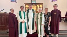 F.v.: Cecilie Løkeland Slåke (undervisningsleder), Ole Thomas Bientie Reiten (sokneprest i Sverresborg), Dag Johannessen (sokneprest i Ilen), Bodil Slørdal (prost i Trondheim), Janne Maliks (menighetsrådsmedlem), Sveinung Nygård (kirketjener)