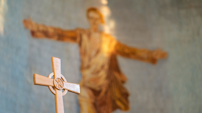 Prosesjonskors og altertavle i Lillestrøm kirke. Foto: Kirkerådet.
