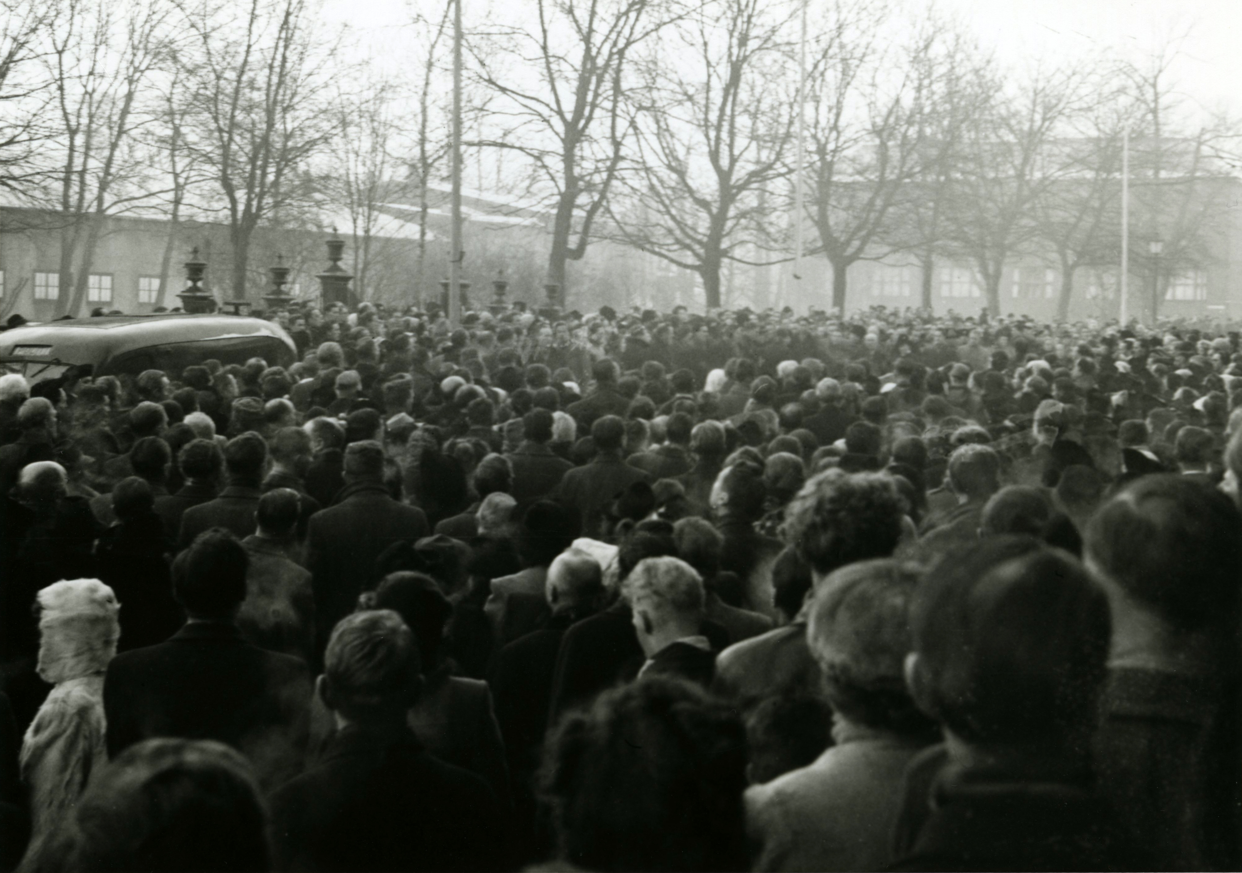 Domprost Arne Fjellbu nektes adgang til Domkirken i forbindelse med Statsakten på Akershus 1942 Av Sven Andreassen/Trondheim byarkiv. Lisens: CC 2.0