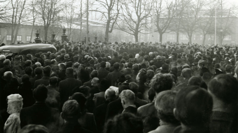 Domprost Arne Fjellbu nektes adgang til Domkirken i forbindelse med Statsakten på Akershus 1942 Av Sven Andreassen/Trondheim byarkiv. Lisens: CC 2.0