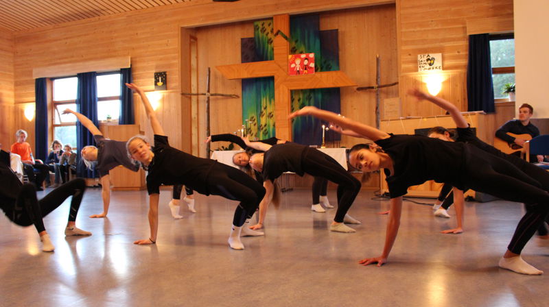 Konfirmantdans under gudstjeneste på Mjuklia leirsted