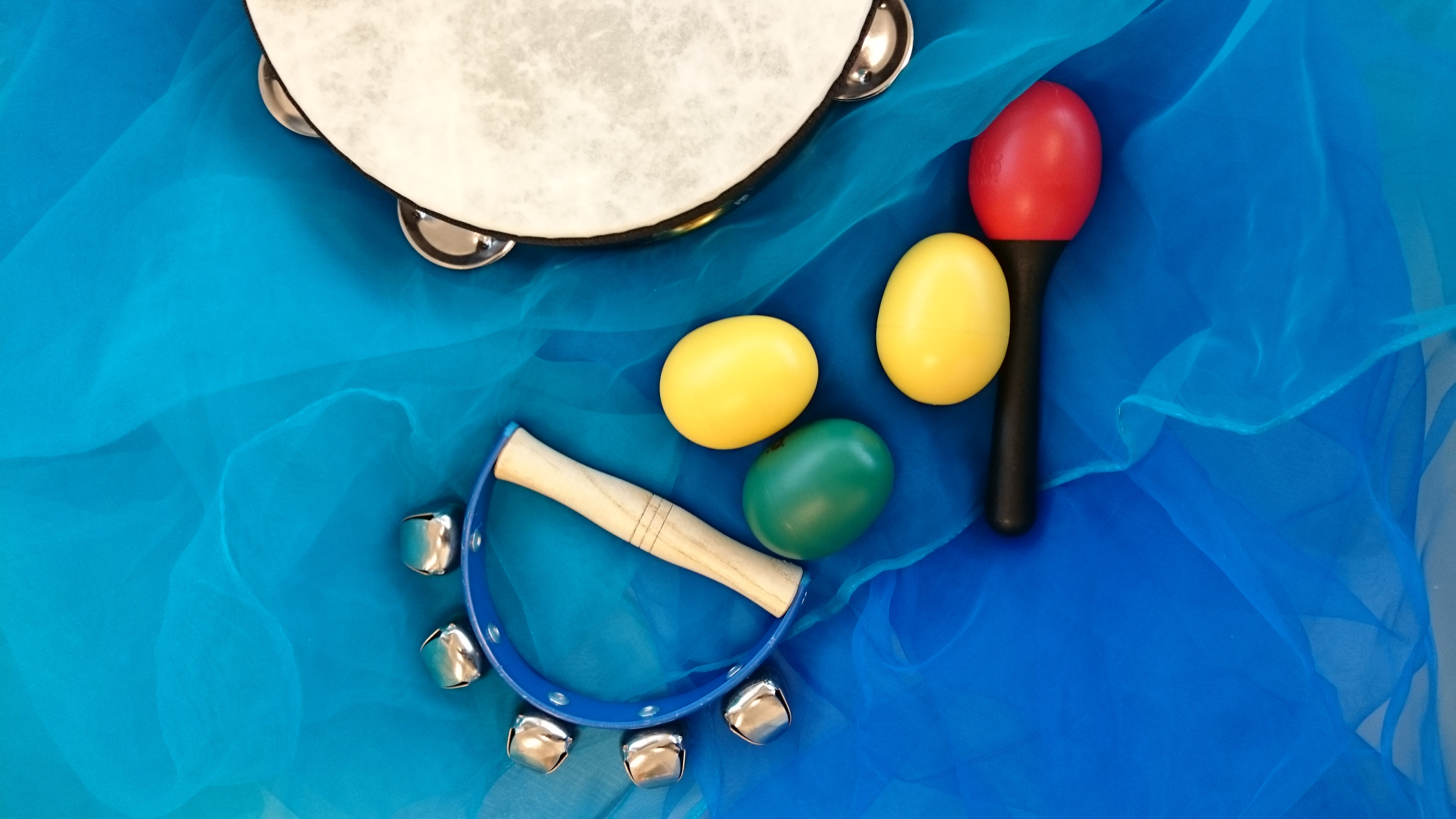 Artig med skramleorkester for små og store. Foto: Hanne Moxness