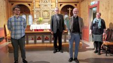 * (F.v.) Leder i Strinda menighetsråd, Sigurd Gaut, sokneprest i Strinda, Trond Roland, den avtakkede Børre Rindal og nestleder i Strinda menighetsråd, Inger Maren Tveit som overrakte blomstene. Foto: Ø. Sørensen