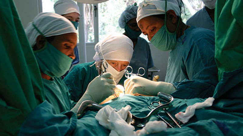 Hamlin Fistula Hospital gir kvinner et nytt liv ved å operere fistula-skader. De utdanner jordmødre og fødselshjelpere. De holder kurs for kirurger fra hele verden. Foto: hamlinfistula.org