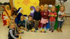 Fornøyde 3-åringer foran det store julepuslespillet november 2015.  Foto: Ø. Sørensen