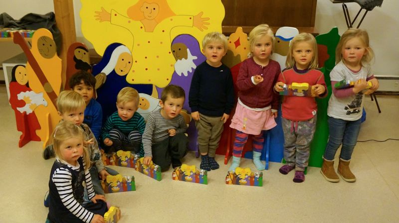Fornøyde 3-åringer foran det store julepuslespillet november 2015.  Foto: Ø. Sørensen