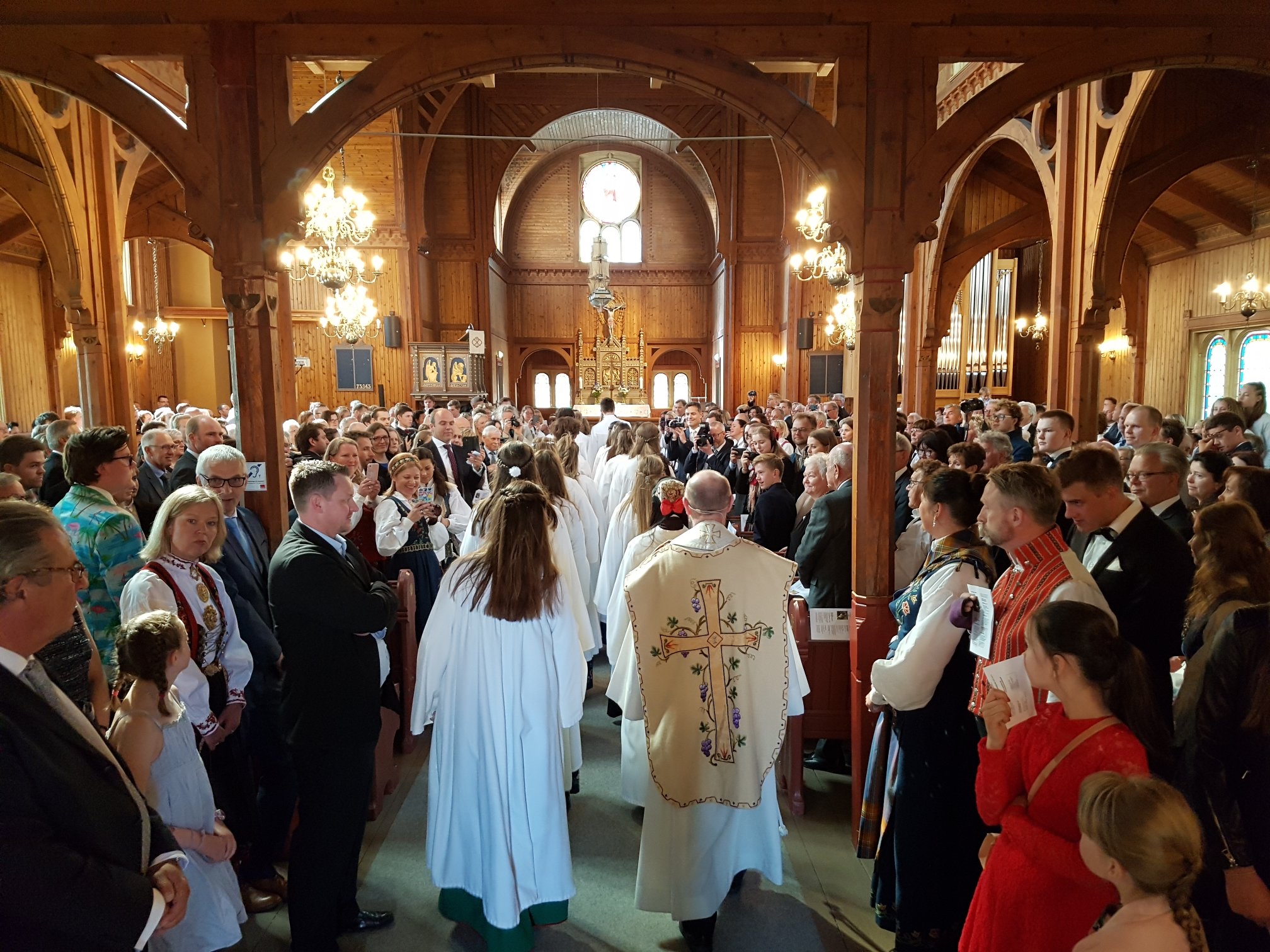 Konfirmantinnmarsj i Strinda kirke 2018. Foto: Thommy Bangsund