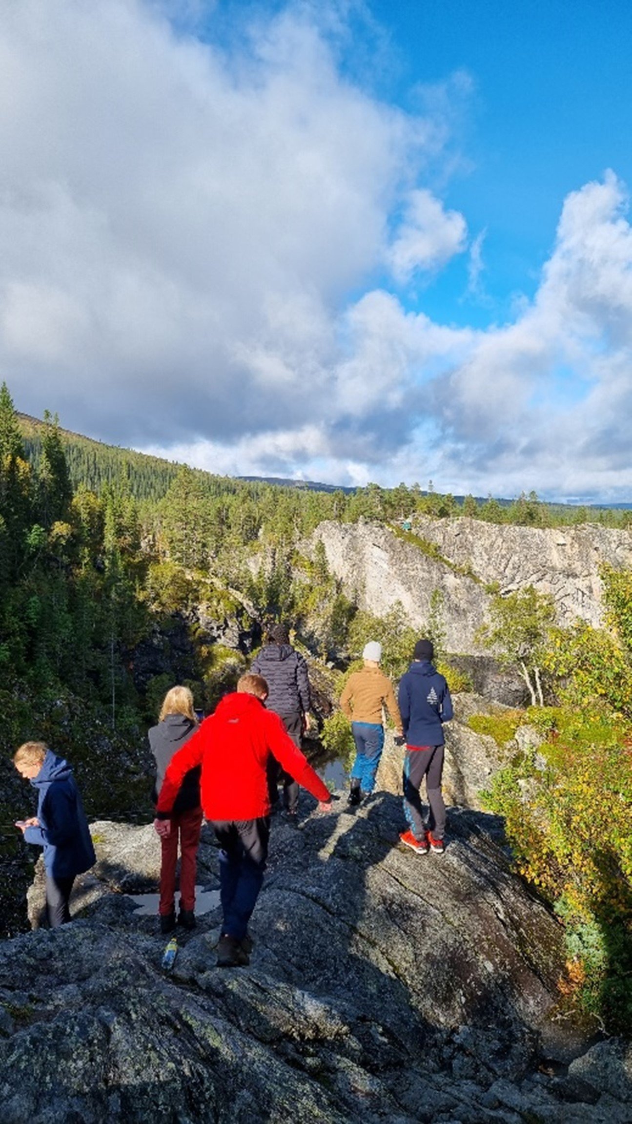 Gruppe konfirmanter på fjelltur i høstsol