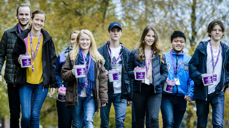 Fasteaksjonen med fokus på rent vann. I dag kommer konfirmanter og voksne med bøsser