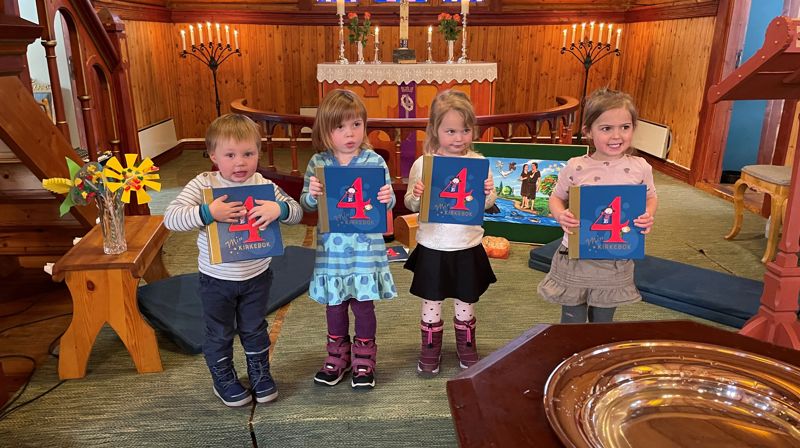Utdeling av 4-års bok i Plassen kirke