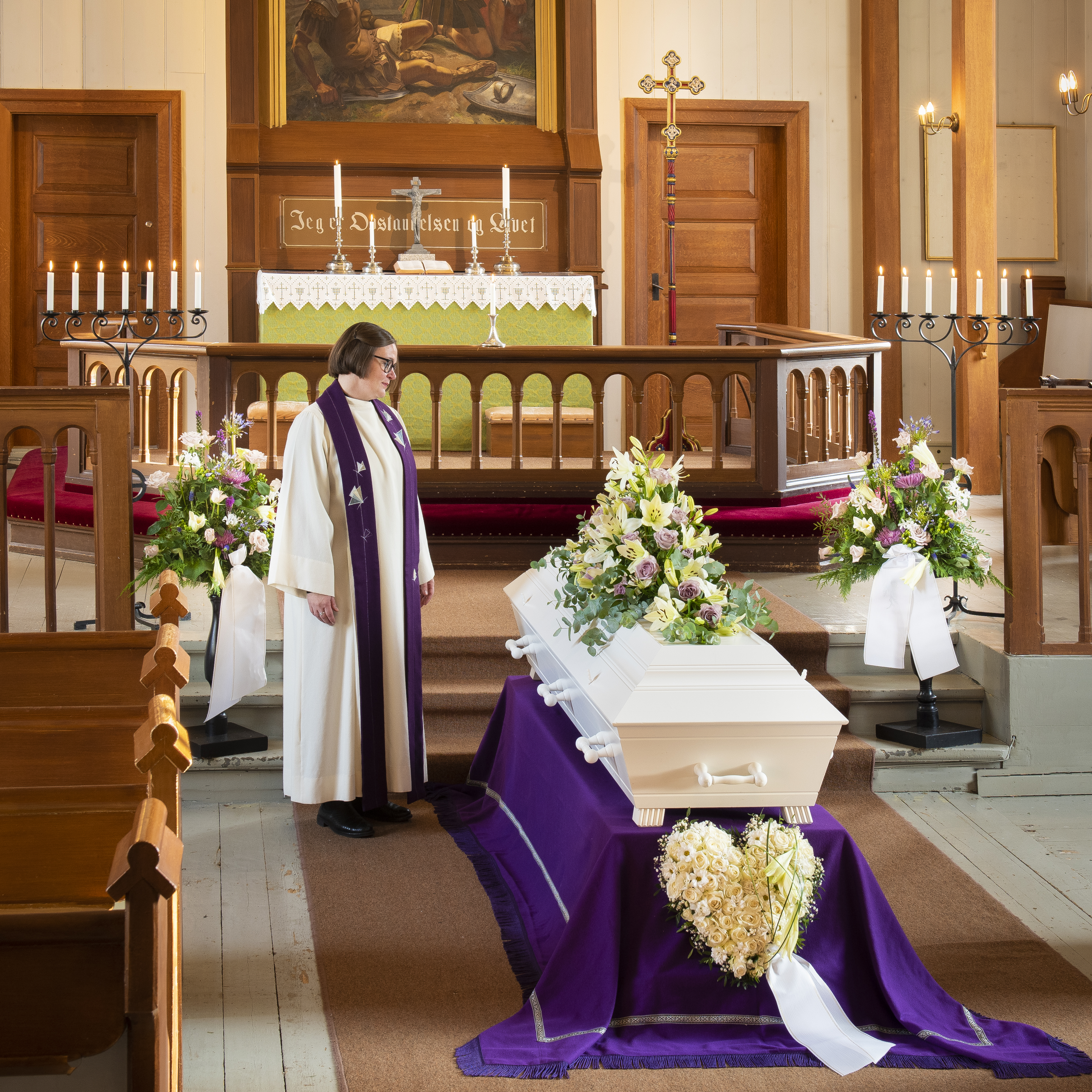 Sogneprest Veronika Johnsen Lepperød ved en båre i kirken. Foto: Anders Nyhuus
