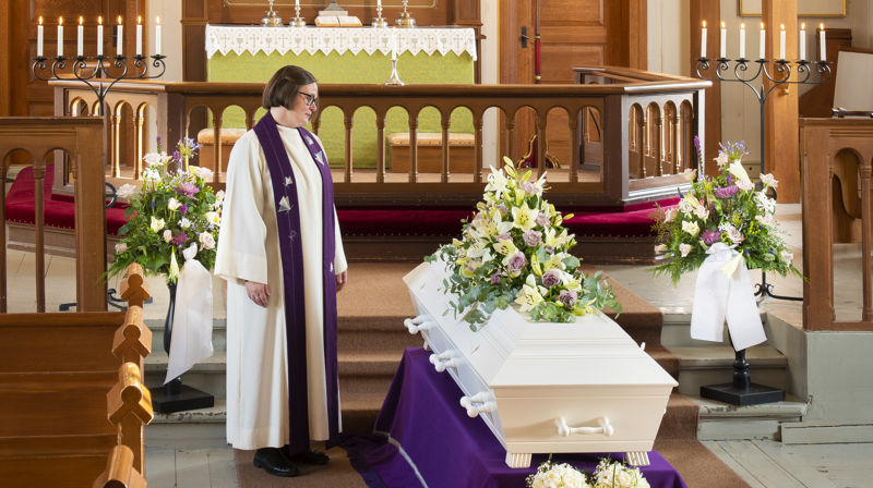 Sogneprest Veronika Johnsen Lepperød ved en båre i kirken. Foto: Anders Nyhuus
