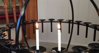 Brudeparet har tent lys for framtiden under seremonien