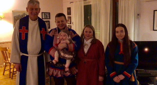 Døpt: Rávdná-Márjánne Johnsen Utsi. Foreldre: June Gerd Annmette Johnsen og Josef Isak Mikkelsen Utsi. Vitner: Tordis Johnsen og Ingá-Márjá Johnsen.