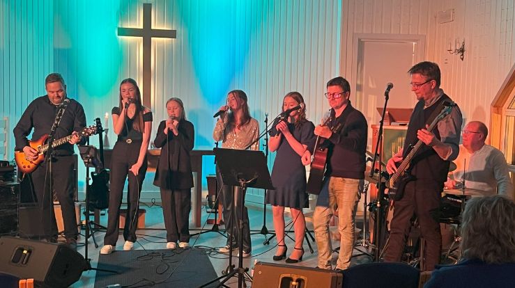 Julekonsert i Drag og Helland kirke, fra v: Trond Jonny Nilssen, Ida Nilssen, Malin Krogh, Stine Nilssen, Ingebjørg Jakobsen, Jan Ivar Jakobsen, Sølve Jakobsen og Jan Roger Andreassen