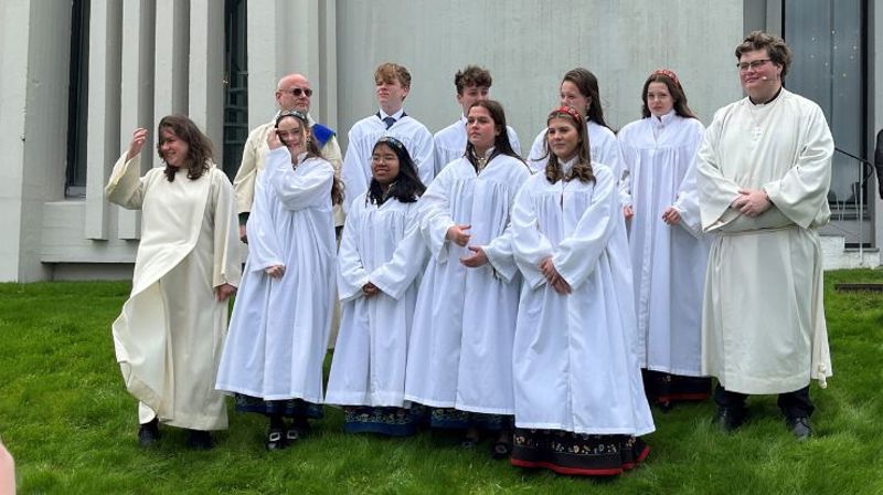 Bak fra venstre: Kateket Edgar Stark Dobie Njaastad, Jonas Kristiansen, Petter Ritze Thomassen, Ellinor Dorthea Jakobsen Kjevik, Regine Knutsen, Sokneprest Fredrik Sletbakk. Foran fra venstre: Trosopplærer Elisabeth Molle Sjo, Frida Helmine Berg, Luisa Linnea Johnsen, Ida Olava Storeide, Frida Herseth Skoglund