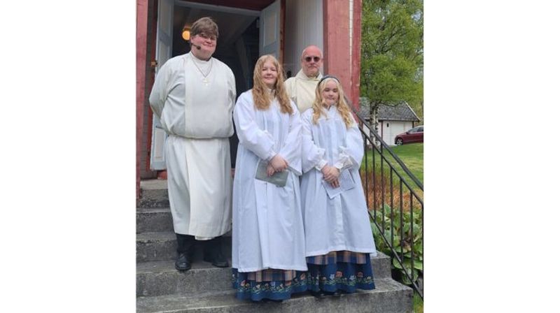 Forran f.v Sara Sund Horn og Benedikte Westermann. Bak f.v. Prestevikar Fredrik Johan Sletbak og kateket i Lulesamisk område Edgar Stark Dobie-Njaastad,