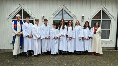 Fra venstre: Sokneprest i lulesamisk område Rolf Steffensen, Zakarias Eriksen, Ingvald Lie Jakobsen, Oliver André Knutsen, Adam Elejas Mahttu Triumf-Nystø, Ida Kathrin Nilssen, Anna Sofie Paulsen Kalvåg, Dina Marie Langmo Mølderup, Emma Regine Paulsen og guojmmevájaldiddje Andrine Øvervoll Eivik.    Foto: Vanja Johnsen