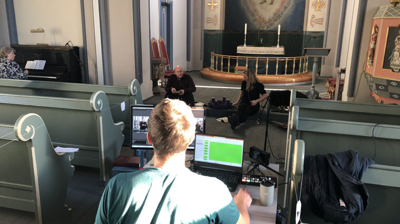 Innspilling av adventsstund fra Furuset kirke med sokneprest Karl Ove Jeppestøl og menighetspedagog Jorunn Stokstad. Ungdomsprest Lasse Thorvaldsen bak kameraet.