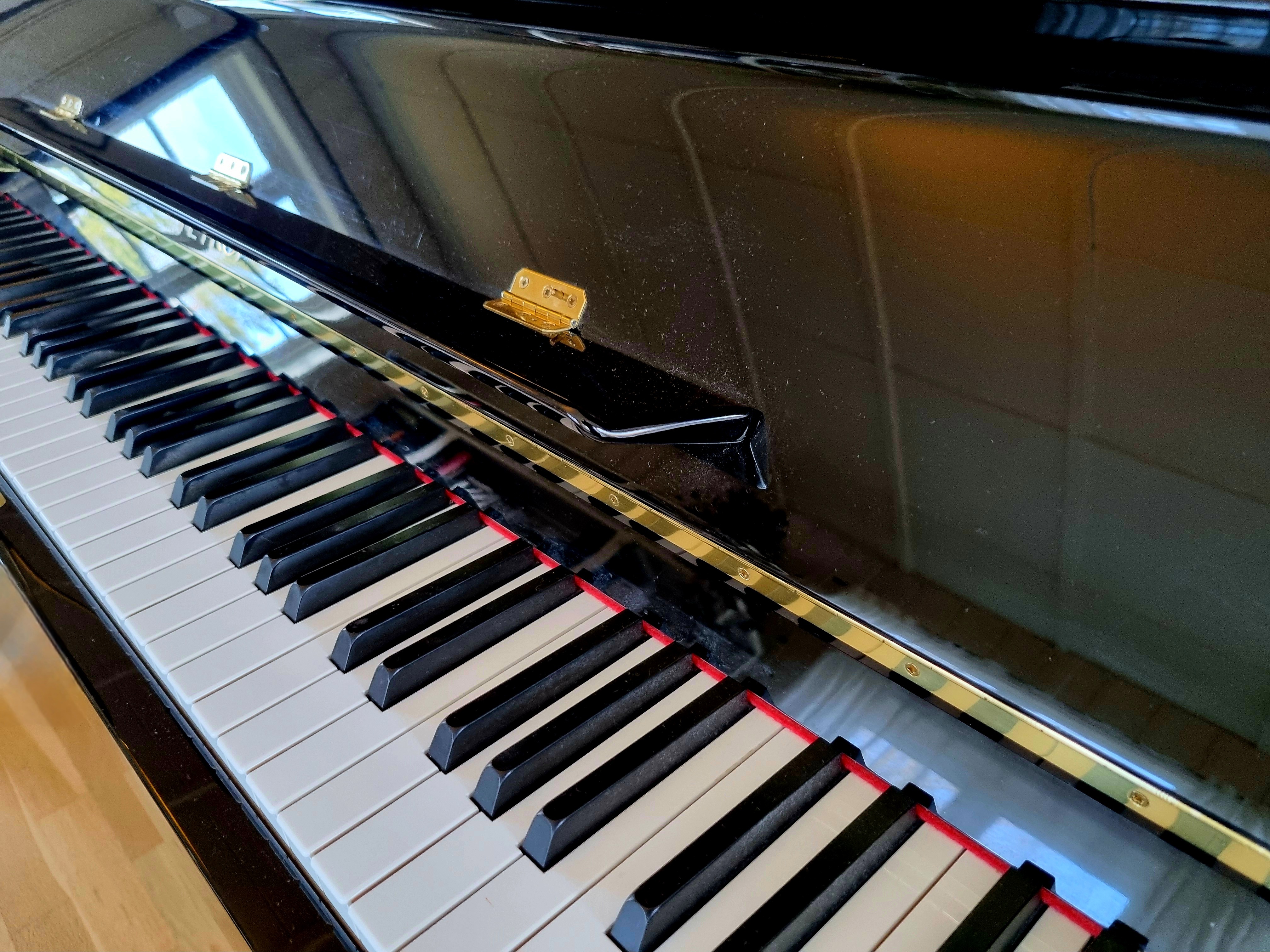 Nytt piano p&#229; plass i Furuset kirke!