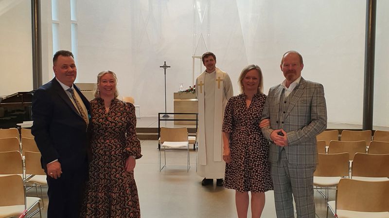 Gode venner og forlovere for hverandre. Per Erik Bredesen, Tone Martinsen, Ann Kristin Sten og Roy Ove Løken sammen med ungdomsprest Lasse Thorvaldsen.