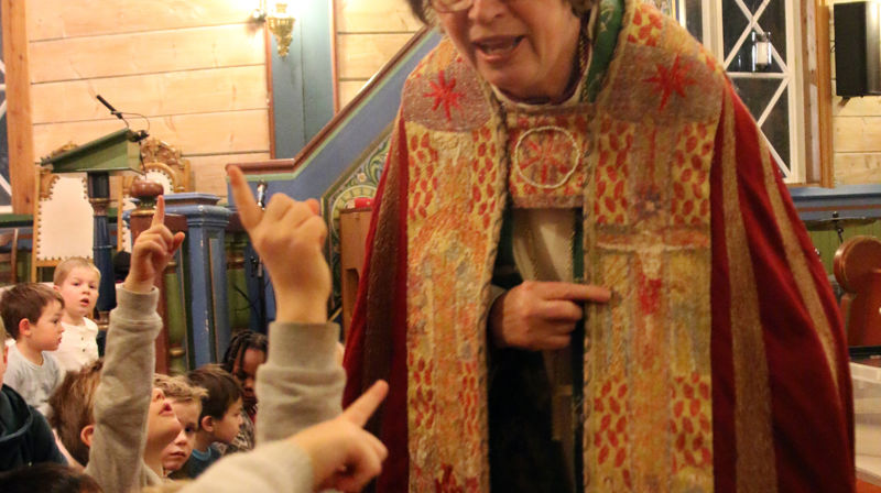 Det var mange spørsmål borna på dåpsskulen hadde om symbolene på bispekåpa