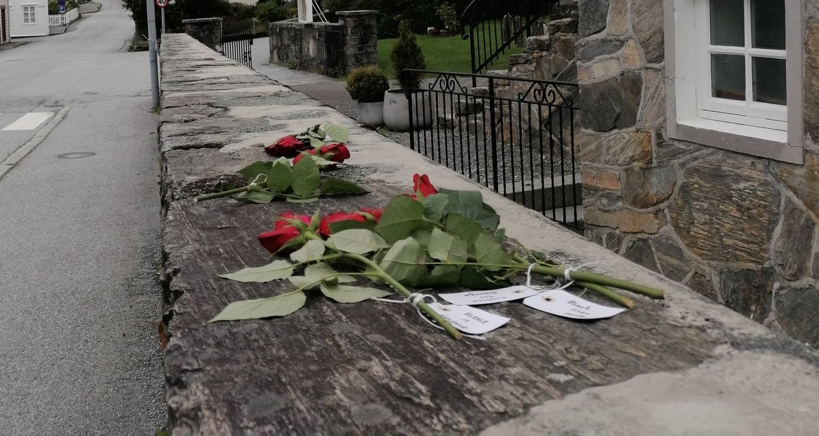 Rosene på kyrkjemuren