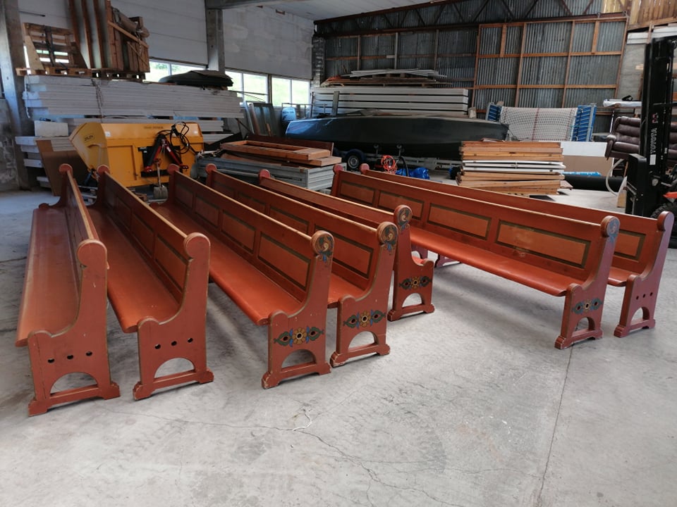 Nytt oppsett av kyrkjebenker i kyrkja