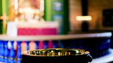 bilde av døypefont i Ulstein kyrkje. Fotograf: Cecilie Hatløy