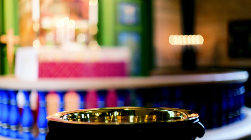 bilde av døypefont i Ulstein kyrkje. Fotograf: Cecilie Hatløy