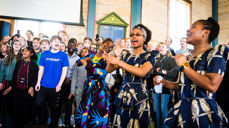 Songglede med kor frå Sunnmøre folkehøgskule i gudsteneste i Ulstein kyrkje