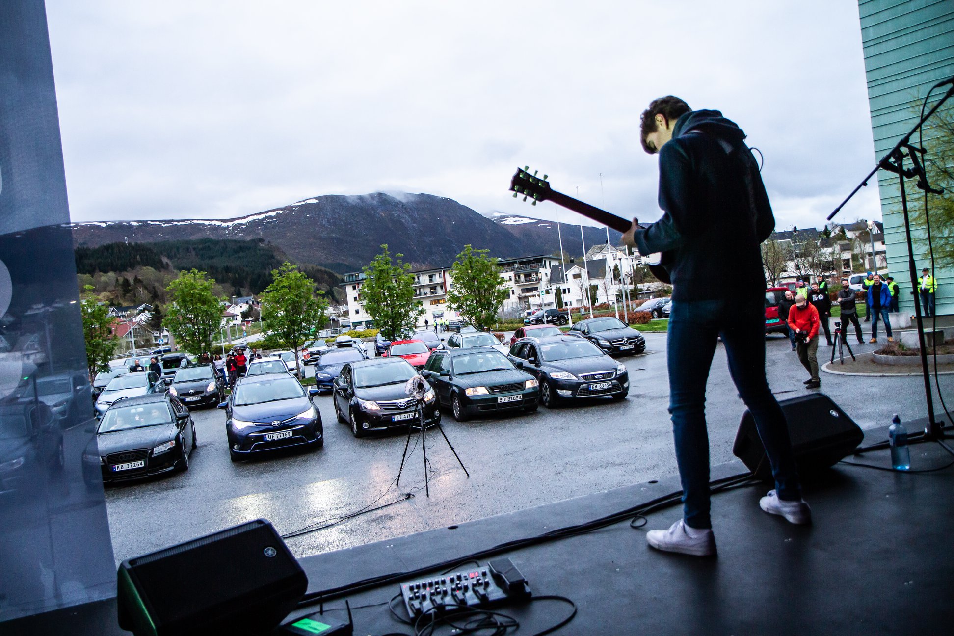Faktisk ganske praktisk å kunne sitte i ein bil på ein utekonsert når mai månad viser seg frå si beste sunnmørske side. Kanskje Drive in er eit konsept uansett Corona?
