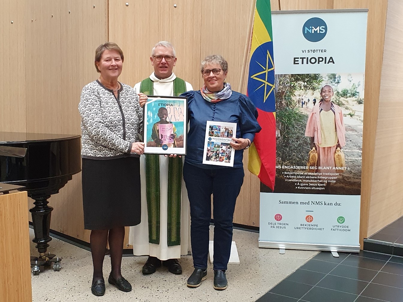 Avtalen ble signert under gudstjenesten i Son kulturkirke 13.november 2022. Fra venstre: Misjonskonsulent i NMS Unni Holm Olsen, sogneprest Per Willy Wilhelmsen og leder i Vestby felles menighetsråd Kari Haugstvedt.