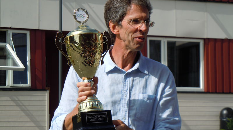 Torbjørn med Ompliaden-pokalen. Konfirmantleir 2015