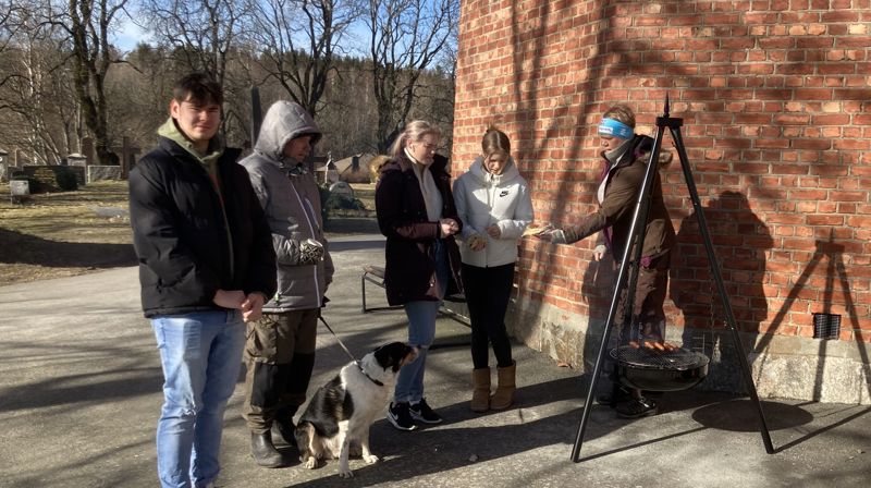 Morten Færøvig, Camilla Færøvig, Madelene Færøvig, Mathilda Færøvig (konfirmant) og Sondre Grønås innviet den nye bålpanna, før de fortsatte gudstjeneste-vandringen på kirkegården