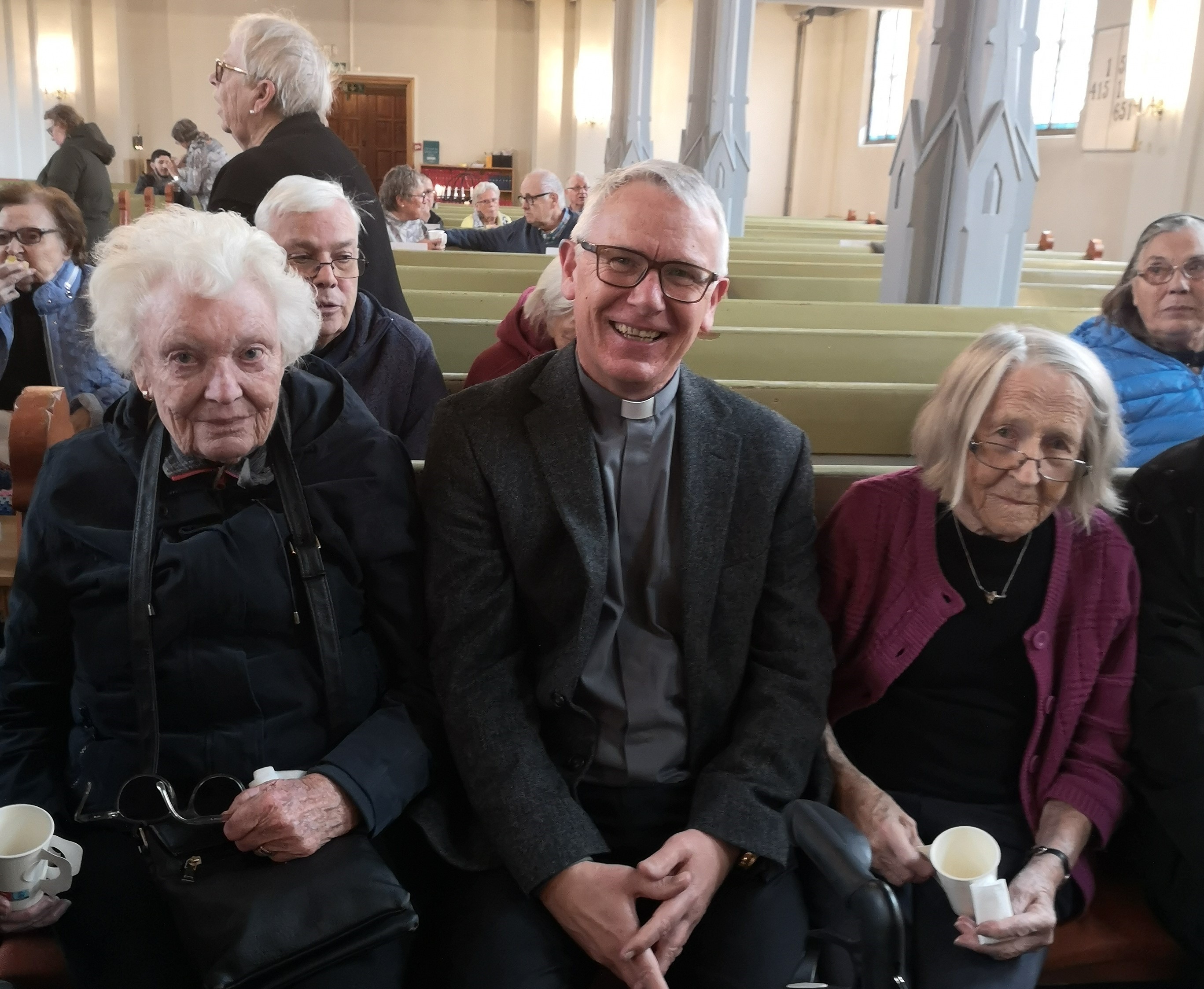 Kirkekaffe i benkeradene: Sokneprest Per Willy sammen med beboere fra Vestby sykehjem