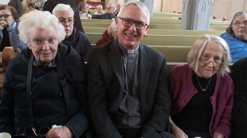 Kirkekaffe i benkeradene: Sokneprest Per Willy sammen med beboere fra Vestby sykehjem