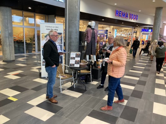 Per Willy Wilhelmsen og Marit Roos Hansen har møtt mange hyggelig mennesker på senteret