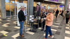 Per Willy Wilhelmsen og Marit Roos Hansen har møtt mange hyggelig mennesker på senteret